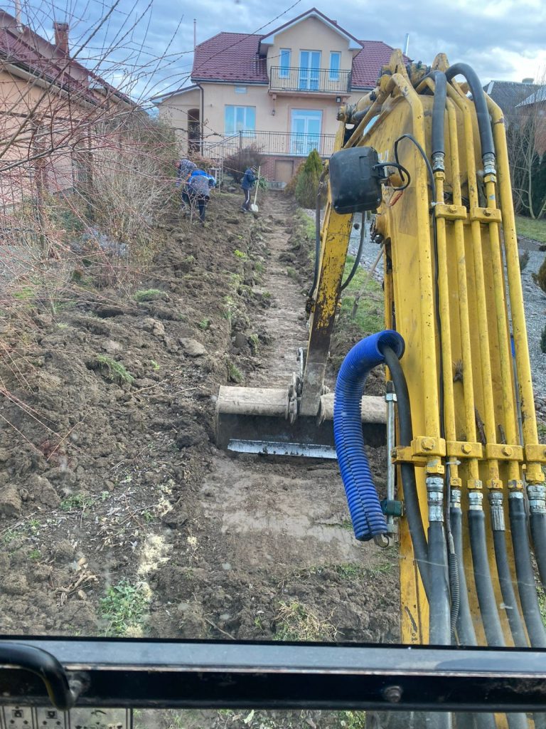 копання траншей послугами міні екскаватора на подвір'ї в Калуші