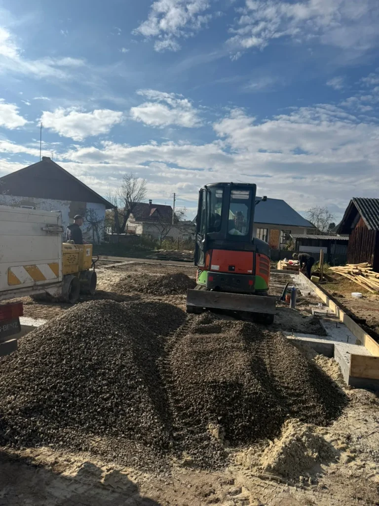 Послуги екскаватора Калуш під час розрівнювання щебню та підготовки фундаменту